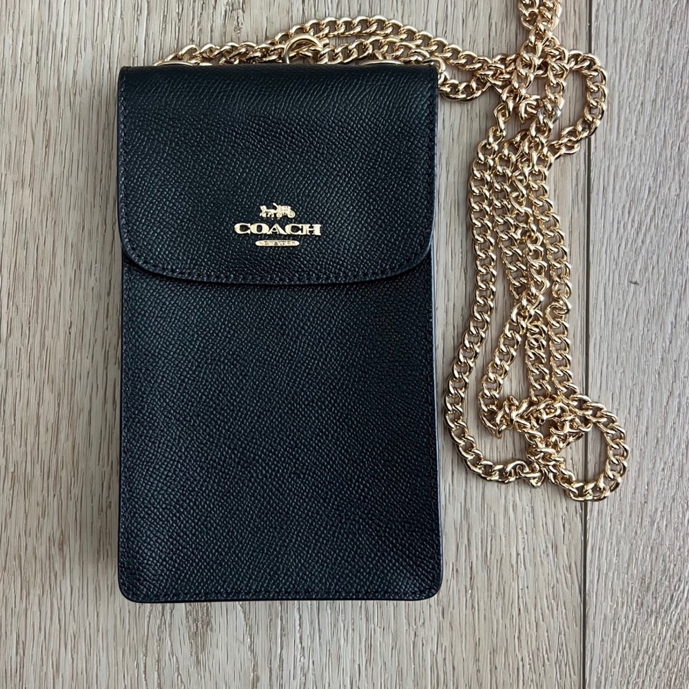 COACH NWOT Crossgrain Leather Phone Crossbody Bag. Black w/Gold Chain Strap